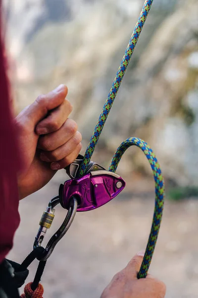 Close Photo Belay Device Used Climbers Climbing Gear Action Belay — Stock Photo, Image