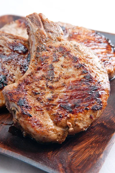 Chuletas Cerdo Plancha Con Condimentos Hechos Parrilla —  Fotos de Stock