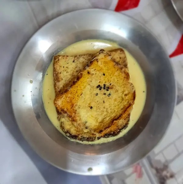 チーズプレートの上のトーストしたパンのスライスのクローズアップ — ストック写真