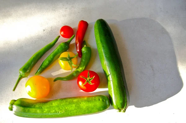 Bovenaanzicht Van Komkommers Tomaten Pepers Keukentafel — Stockfoto