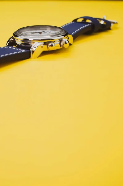 Närbild Bild Svart Klassisk Handled Klocka Isolerad Gul Bakgrund — Stockfoto