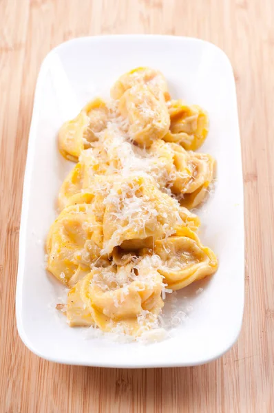 Ręcznie Robiony Makaron Tortellini Parmezanem Sosem Pomidorowym — Zdjęcie stockowe