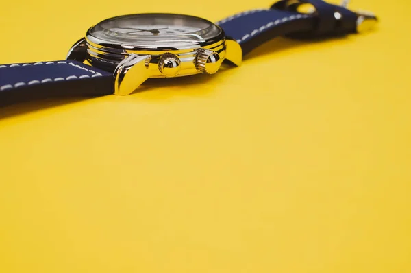 Primer Plano Reloj Pulsera Clásico Negro Aislado Sobre Fondo Amarillo — Foto de Stock