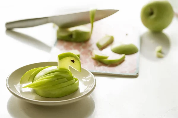 Oiseau Tranches Pomme Sur Fond Une Pomme Verte Sur Une — Photo