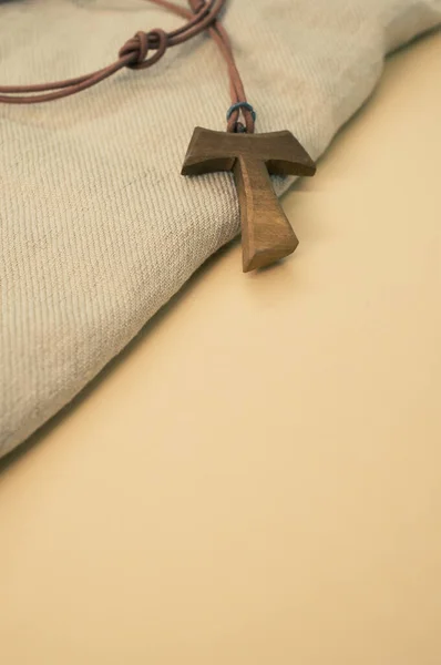 Zbliżenie Ujęcie Drewnianego Naszyjnika Krzyża Tau Drewnianym Tle — Zdjęcie stockowe