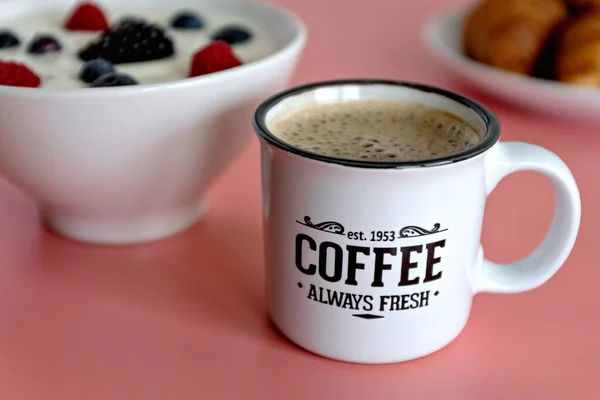 Крупный План Чашки Свежего Кофе Завтраком — стоковое фото