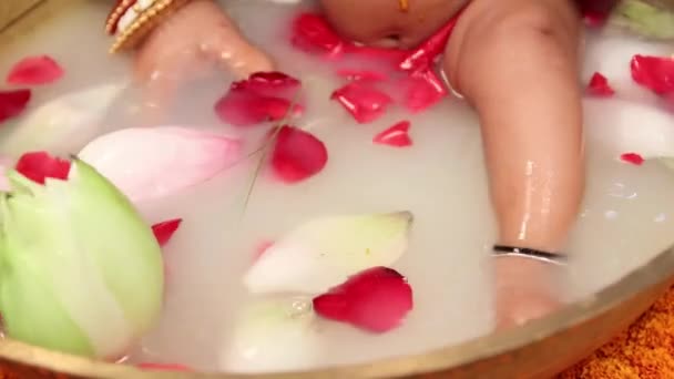 Cute Caucasian Indian Baby Taking Bath Resting Side Bath Water — Stockvideo