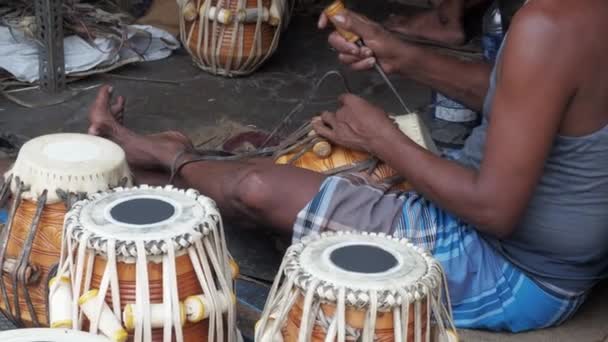 Niet Geïdentificeerde Straatverkoper Maakt Muziekinstrument Tabla Straatwinkel — Stockvideo