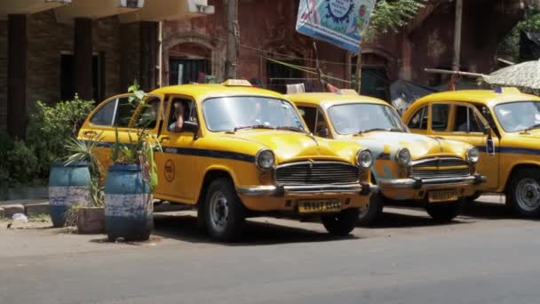 Ambassador Taxi Parked Streets Kolkata Ambassador Taxi More Built Hindustan — Stok video