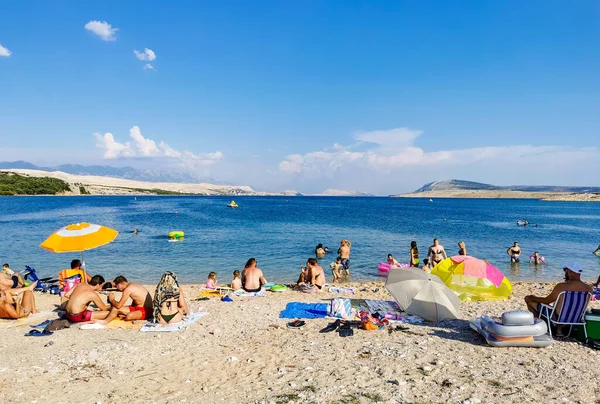 Новаля Хорватия Августа 2020 Года Люди Загорают Купаются Пляже Каска — стоковое фото