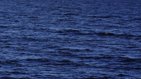 Eine Aufnahme Von Blauem Meerwasser Mit Leichten Wellen — Stockfoto