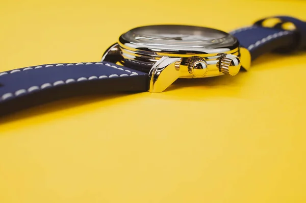 Primer Plano Reloj Pulsera Clásico Negro Aislado Sobre Fondo Amarillo — Foto de Stock