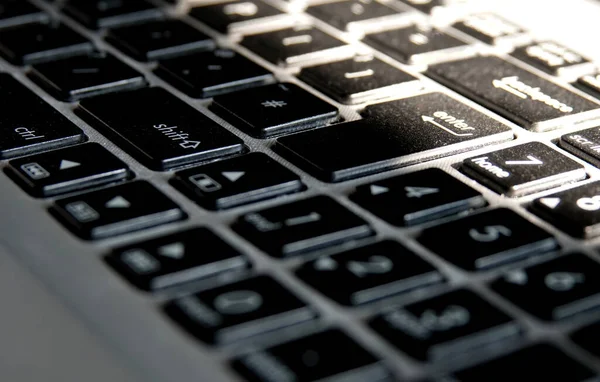数字と文字を示すノートパソコンのキーボードの背景 — ストック写真