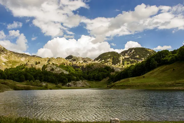 Petit Lac Montagne Dans Une Vallée Contre Ciel Nuageux — Photo