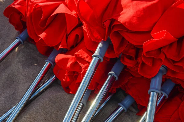 赤い傘の砂の上に プラヤマンサの近くの建物に格納する準備ができて積ま プンタ エステ マルドナード ウルグアイ — ストック写真