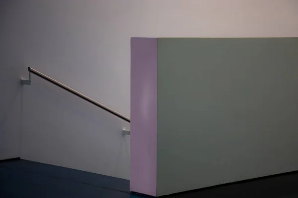 Merdivenlerin Önünde Gri Menekşe Rengi Bir Duvar Elementi Pastel Grisi — Stok fotoğraf