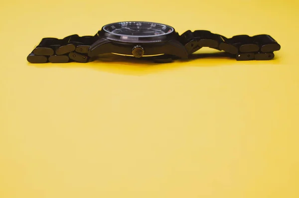 Primer Plano Reloj Pulsera Clásico Negro Aislado Sobre Fondo Amarillo — Foto de Stock