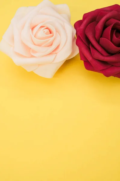Uma Vista Superior Rosas Vermelhas Rosa Isoladas Fundo Amarelo — Fotografia de Stock