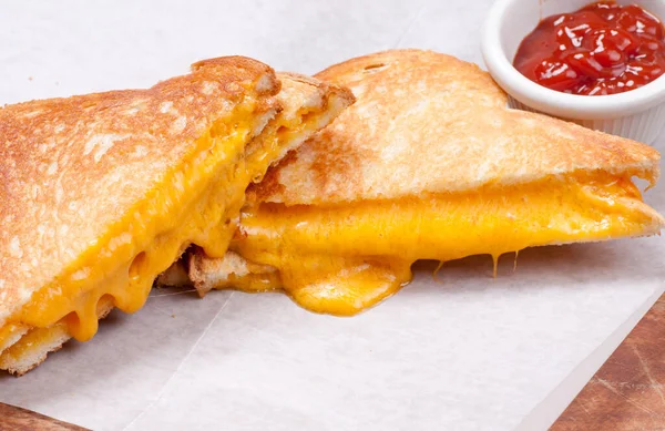 Gooey Grilled Cheese Sandwiches Oozing Cheese — Stock Photo, Image