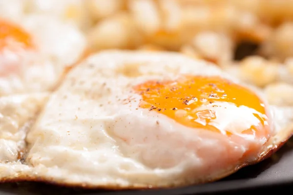 Ekologiska Frigående Stekta Ägg Med Hemgjorda Hashbrowns — Stockfoto