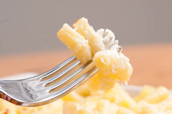 맛있는 마카로니 치즈를 곁들인 — 스톡 사진