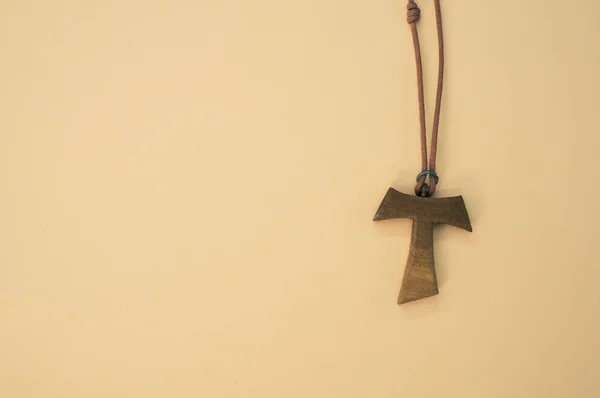 Närbild Bild Ett Trä Tau Kors Halsband Isolerad Brun Bakgrund — Stockfoto
