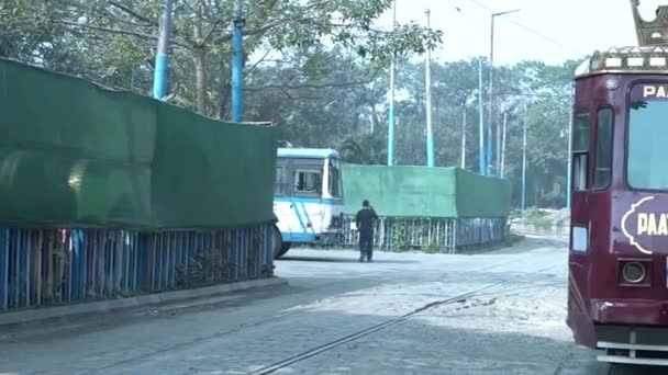 Tramvaj Projíždějící Pannou Slunečného Rána Kalkatě Západním Bengálsku — Stock video