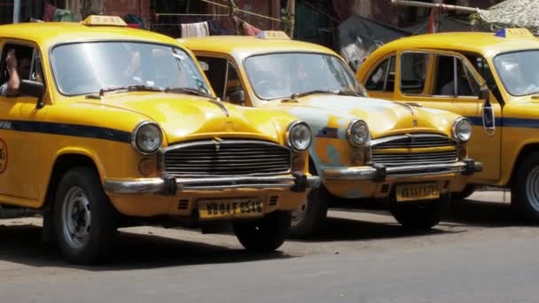 Ambassador Taxi Parked Streets Kolkata Ambassador Taxi More Built Hindustan — Stok video