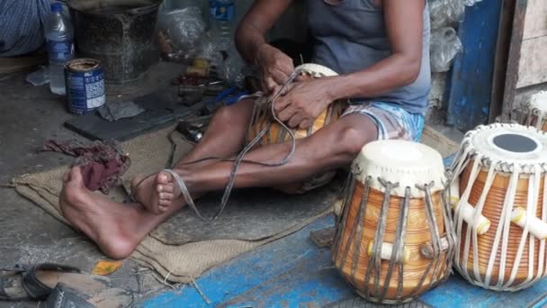 Unbekannter Straßenverkäufer Bastelt Musikinstrument Tabla Straßenladen — Stockvideo