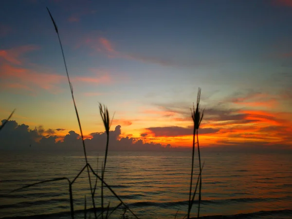 Una Hermosa Puesta Sol Sobre Tranquilo Mar Vista Desde Orilla —  Fotos de Stock