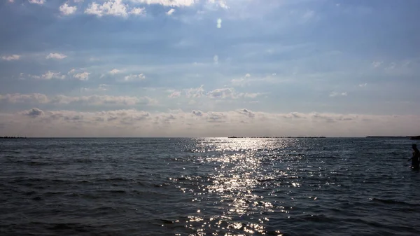 Krásný Výhled Lesklé Moře Oblačnou Oblohou Pozadí — Stock fotografie