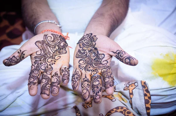 Bir Olay Sırasında Mehndi Elinde Gösteren Hintli Bir Adamın Yakın — Stok fotoğraf