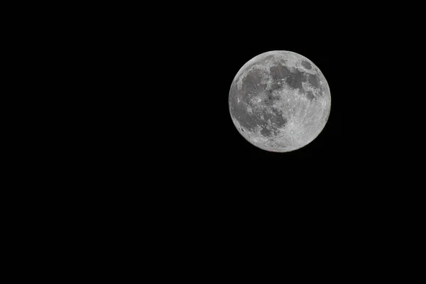 在夜空中拍摄到满月的特写镜头 完美的背景 — 图库照片