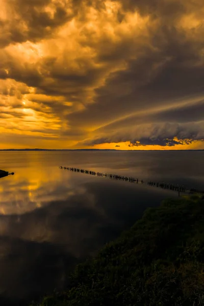 Eine Vertikale Aufnahme Einer Meereslandschaft Mit Bewölktem Himmel Während Des — Stockfoto