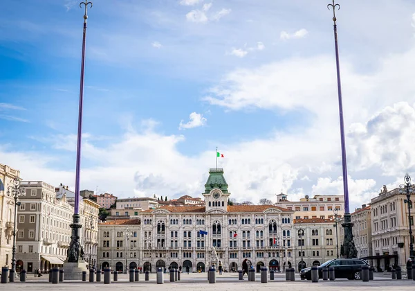 Крупный План Площади Единства Италии Флагом Италии Фоне Голубого Неба — стоковое фото