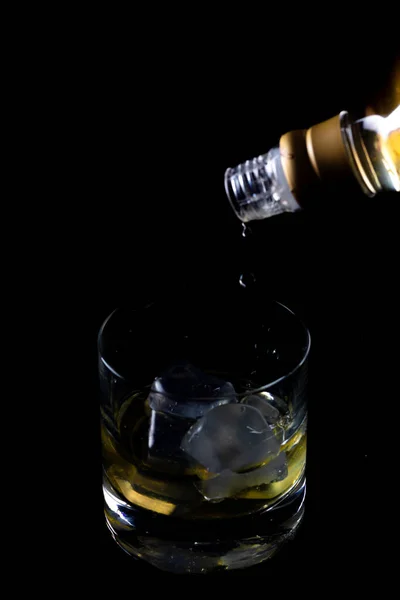 Eine Vertikale Aufnahme Eines Bechers Whisky Mit Eis Und Einer — Stockfoto