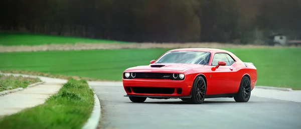 Brno Czeska Republika Kwi 2015 Widok Sztandar Czerwonego Dodge Challenger — Zdjęcie stockowe