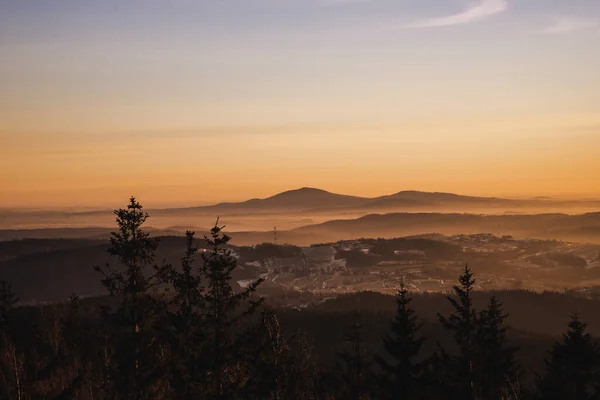 Zdjęcie Lotnicze Krajobrazu Miastami Górami Podczas Zachodu Słońca — Zdjęcie stockowe