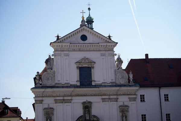 在蓝天背景下拍摄的古代大教堂特写 — 图库照片