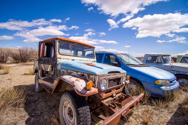 Closeup Old Vehicles Junkyard Sunlight Blue Sky — Stock Photo, Image