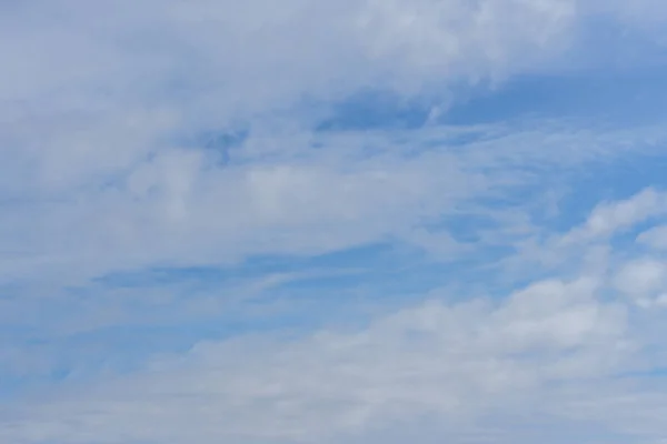 Een Natuurlijke Weergave Van Diepblauwe Luchten Met Witte Wolken Achtergrond — Stockfoto