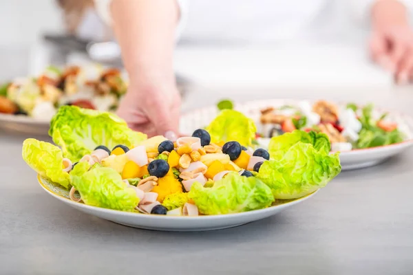 Een Mediterrane Dieetsalade Met Perzik Sla Kalkoenschijfjes — Stockfoto