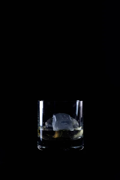 Vertical Shot Cup Whiskey Ice Dark Black Background — Stock Photo, Image