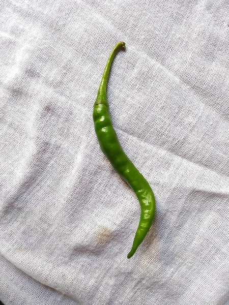 Top View Single Fresh Green Chili Pepper White Kitchen Towel — Stock Photo, Image