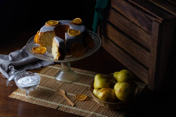 Primer Plano Sabroso Pastel Naranja Yogur Pera Mesa Madera —  Fotos de Stock