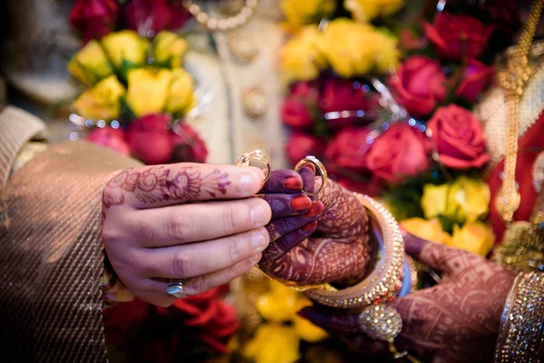 Ein Seichter Fokus Eines Indischen Paares Mit Mehndi Den Händen — Stockfoto