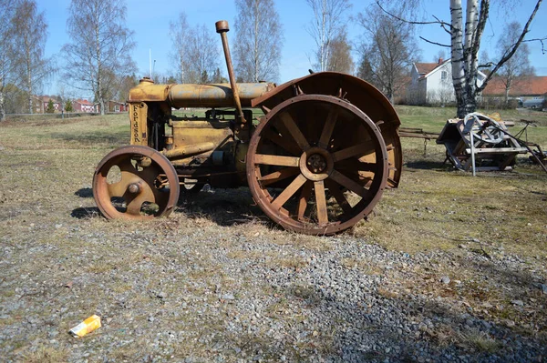 Närbild Gammal Rostig Traktor Gård — Stockfoto