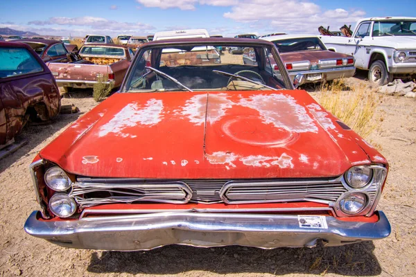 Close Carro Abandonado Velho Ferro Velho Sob Luz Solar — Fotografia de Stock