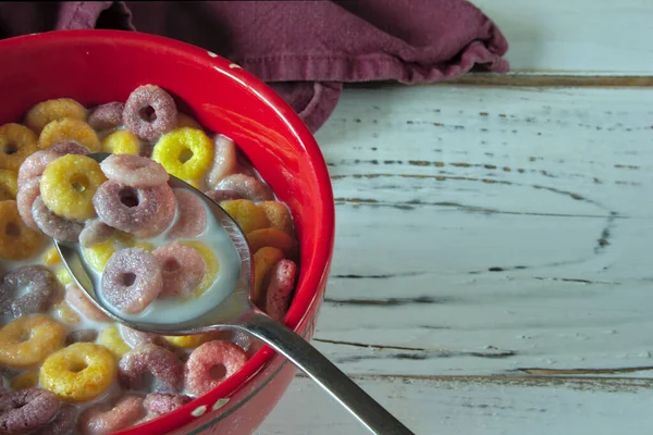 Primer Plano Cereal Desayuno Con Leche Plato Rojo Sobre Una — Foto de Stock