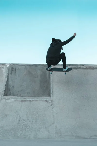 Macho Haciendo Una Exposición Sobre Una Pista Skate Sin Monopatín — Foto de Stock